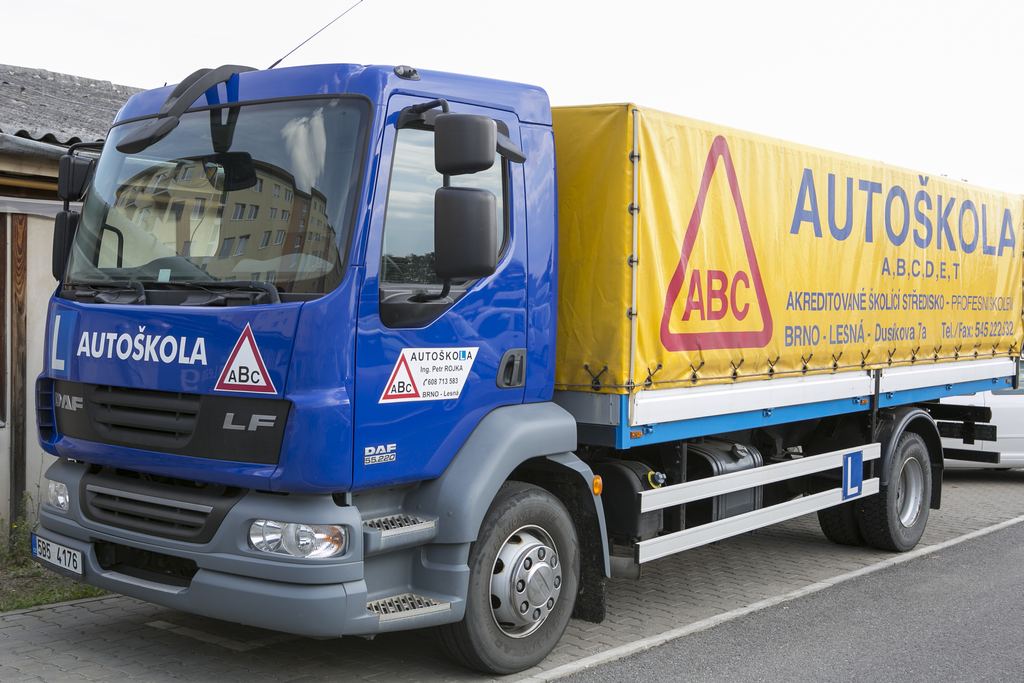 Výcvikový nákladní automobil Autoškoly ABC s logem autoškoly na plachtě