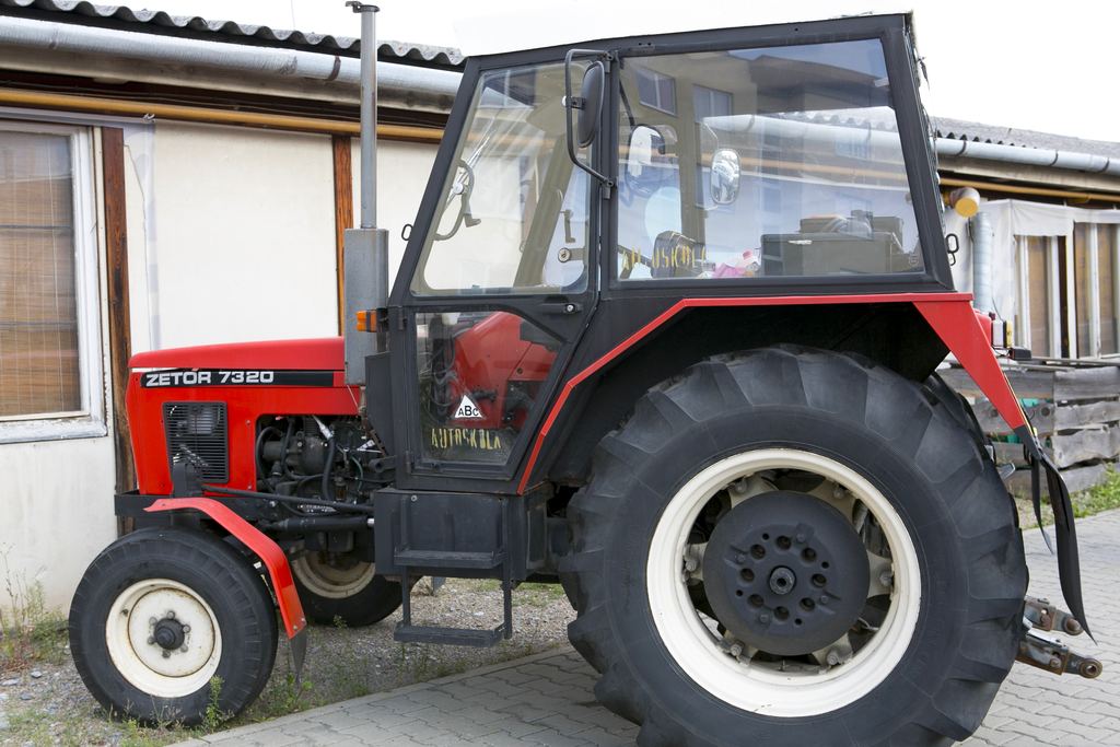 Červený výcvikový traktor autoškoly