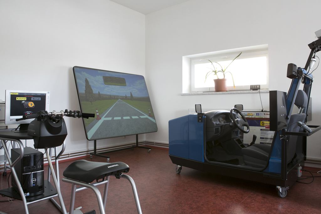 Učebna s trenažérem osobního automobilu a motocyklovým trenažérem