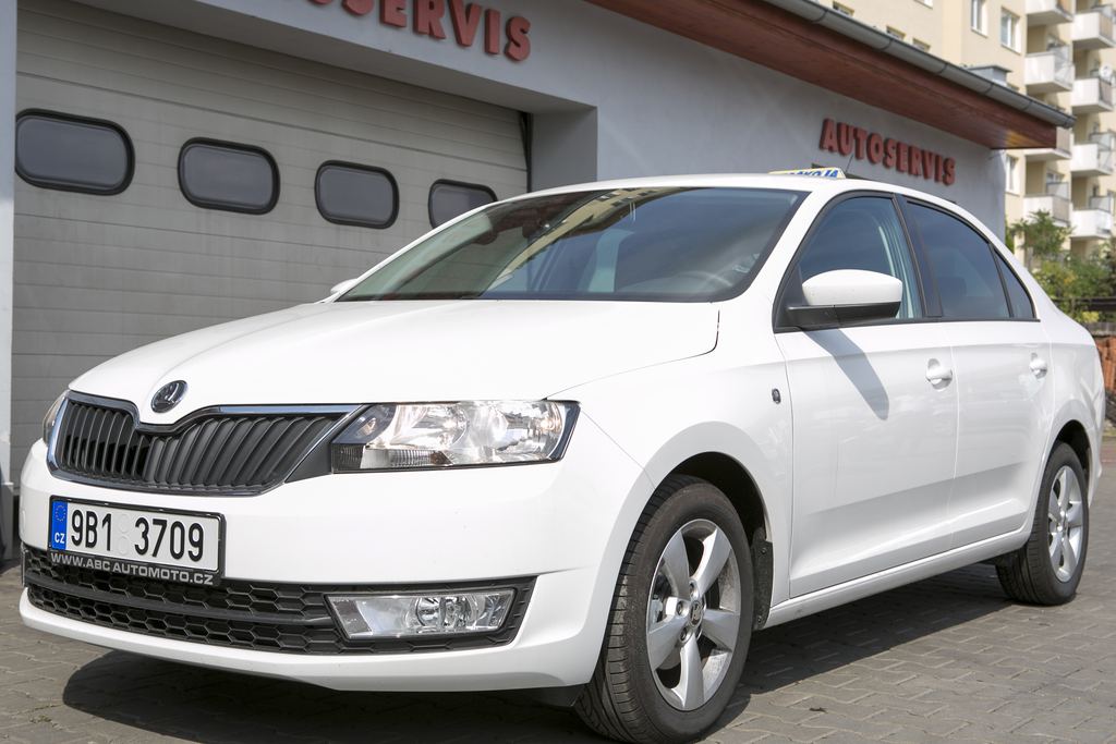 Bílý osobní automobil autoškoly pro výcvik skupiny B